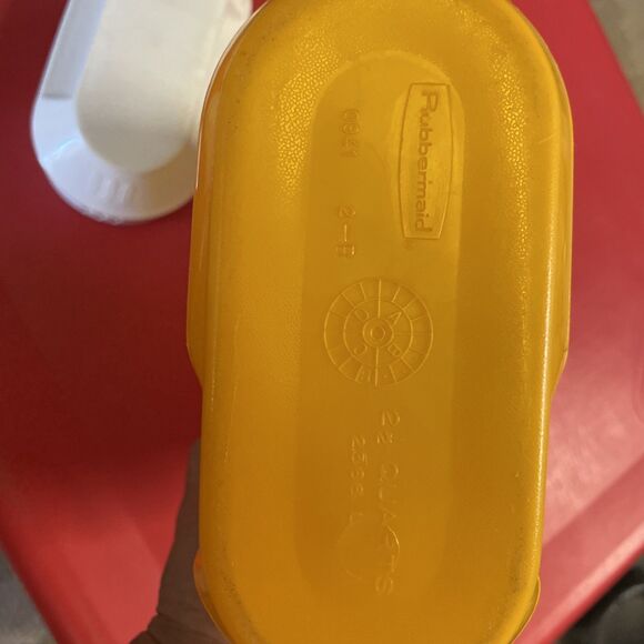 Vintage Rubbermaid Slim Yellow Pitcher 2 1/2 Qt. #0941 with White Lid - Picture 6 of 6